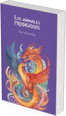 La portada tiene un fondo púrpura sólido que transmite un aire de misterio y fantasía, ideal para un libro sobre criaturas prodigiosas. Al centro de la imagen se encuentra una ilustración vívida y dinámica de dos animales fantásticos entrelazados.  Personajes principales de la imagen: Dragón alado Tiene una expresión feroz pero majestuosa. Su cuerpo es largo y serpenteante, con escamas en tonos naranjas, rojos y dorados, que se funden con detalles amarillos y lilas. Posee una cabeza de dragón oriental con cuernos flameantes y ojos intensos. Sus garras están extendidas y su postura transmite poder y energía. Ave mítica (posiblemente un fénix) Está fusionada con el dragón en una pose armoniosa, casi como si fueran uno solo. Tiene plumaje brillante en tonos rojo intenso, dorado y naranja. Sus alas están extendidas, una en azul profundo y otra rojiza, aportando equilibrio cromático. Su mirada es sabia y serena. Elementos decorativos: Alrededor de estas criaturas hay formas ondulantes y espirales en tonos acuarela: azules, verdes, violetas y turquesa, que representan fuego, viento y agua, sugiriendo un mundo de magia y elementos en constante movimiento. La composición da la sensación de que los animales están girando, en una danza mitológica o en combate ritual.  Tipografía: El título "Los animales prodigiosos" está centrado en la parte superior en letras blancas, con una tipografía que recuerda a manuscritos antiguos o cuentos fantásticos. Debajo, aparece el nombre del autor, René Avilés Fabila, en una tipografía clásica y sencilla, también blanca. Al pie de la ilustración está el logo de la Universidad de Colima, igualmente en blanco.