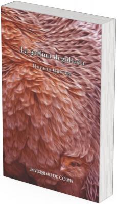 La imagen ocupa toda la portada y muestra un primer plano de una gallina con una textura sumamente detallada, casi pictórica o digitalmente alterada, que acentúa las plumas en tonos ocres, marrones y rosados. La textura es tan densa que por momentos parece casi abstracta, como si se tratara de un torbellino plumoso.  En la parte inferior derecha, casi escondida, se distingue claramente el rostro de una gallina, con su ojo abierto, asomándose entre las plumas, como si observase algo o esperase resignada. La imagen es ambigua, ya que no hay sangre ni violencia explícita, pero el título anticipa un desenlace perturbador.  El título “La gallina degollada” aparece al centro, en letras blancas pequeñas, seguido del nombre del autor, Horacio Quiroga. En la parte baja, centrado, está el logotipo de la Universidad de Colima.