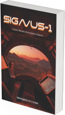 La portada tiene una atmósfera futurista y de ciencia ficción. Predomina una paleta de colores cálidos intensos, principalmente rojos, naranjas y negros, que evocan un paisaje marciano o extraterrestre durante el atardecer.  En primer plano, se observa lo que parece ser el interior de una nave espacial. Se ve desde la perspectiva del piloto o comandante. La cabina tiene pantallas digitales brillantes a ambos lados, con interfaces naranjas que proyectan datos, mapas o indicadores técnicos. Las estructuras de la cabina son metálicas, oscuras, y están curvadas, enmarcando una gran ventana circular al frente.  A través de esta ventana se contempla un paisaje rocoso y montañoso, con picos afilados y terreno árido, probablemente un planeta distinto a la Tierra. El cielo está teñido de un tono rojizo por el sol que se oculta o se levanta sobre el horizonte, lo cual crea un efecto de profundidad y asombro, como si el lector estuviera a punto de iniciar una misión en otro mundo.  El título "SIGAVUS-1" está en letras grandes, blancas y futuristas, con un diseño gráfico que simula circuitos o sistemas tecnológicos, lo que refuerza el tema de exploración espacial. Debajo del título, en una tipografía más clásica, aparece el nombre del autor.  En la parte inferior de la imagen, centrado y discreto, se encuentra el logo y nombre de la Universidad de Colima.